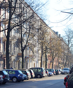 schönes Straßenbild mit Etagenhäusern in Bahrenfeld
