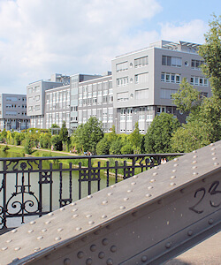 moderne Bürogebäude und Wasser, das ist Borgfelde