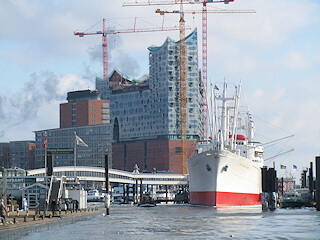 Hamburger Hafen - Cap San Diego & Elbphilharmonie im Bau