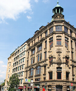 imposante Gebäude am Jungfernstieg in Hamburg Neustadt