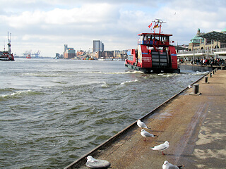 Hamburger Hafen - Fähre legt ab