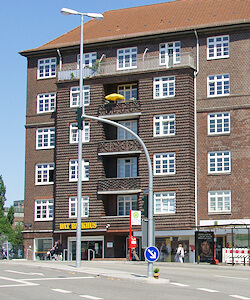 roter Backsteinbau aus der Nachkriegszeit in Hamburg Hamm