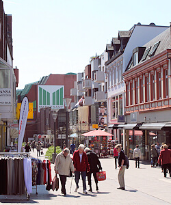 belebte Einkaufstraße im Zentrum von Lohbrügge