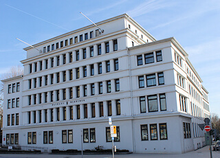 Rathaus für den Bezirk Wandsbek - im hellen Farbglanz